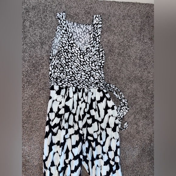 Patterned jumpsuit size medium - Picture 2 of 7